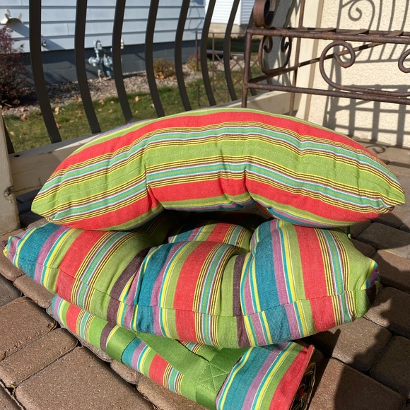 NWT Crate&Barrel set 2 cushions/coated picnic blanket green/red Hutton Stripe - Picture 3 of 11